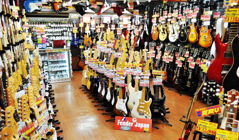 地下フロアにはフェンダーUSA、ギブソン、ゼマイティスなどの高級輸入ブランドや中古・ヴィンテージギターなどハイエンドモデルを多数展示しております。