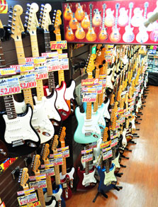 1F奥には、ギタリスト・ベーシスト必要不可欠のエフェクター&アンプコーナー!録音機材もお任せください!